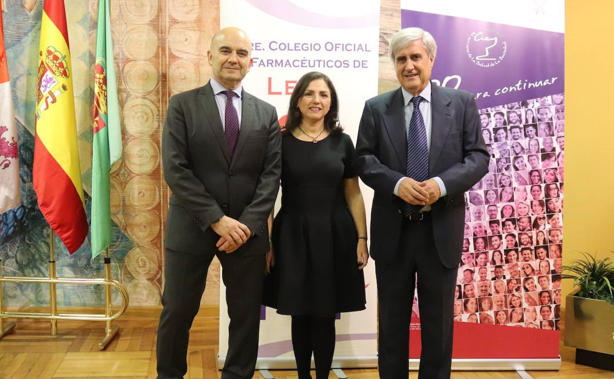 Juan José Badiola, a la derecha, junto al presidente del Colegio de Farmacéuticos y la vocal Alimentación COF León María José Díez.