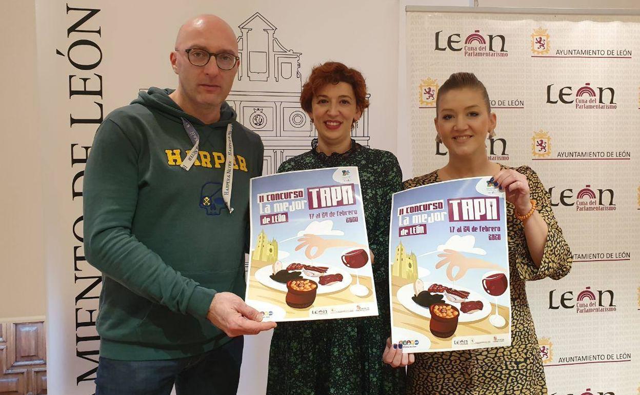 La concejala y los organizadores posan con el cartel del concurso. 