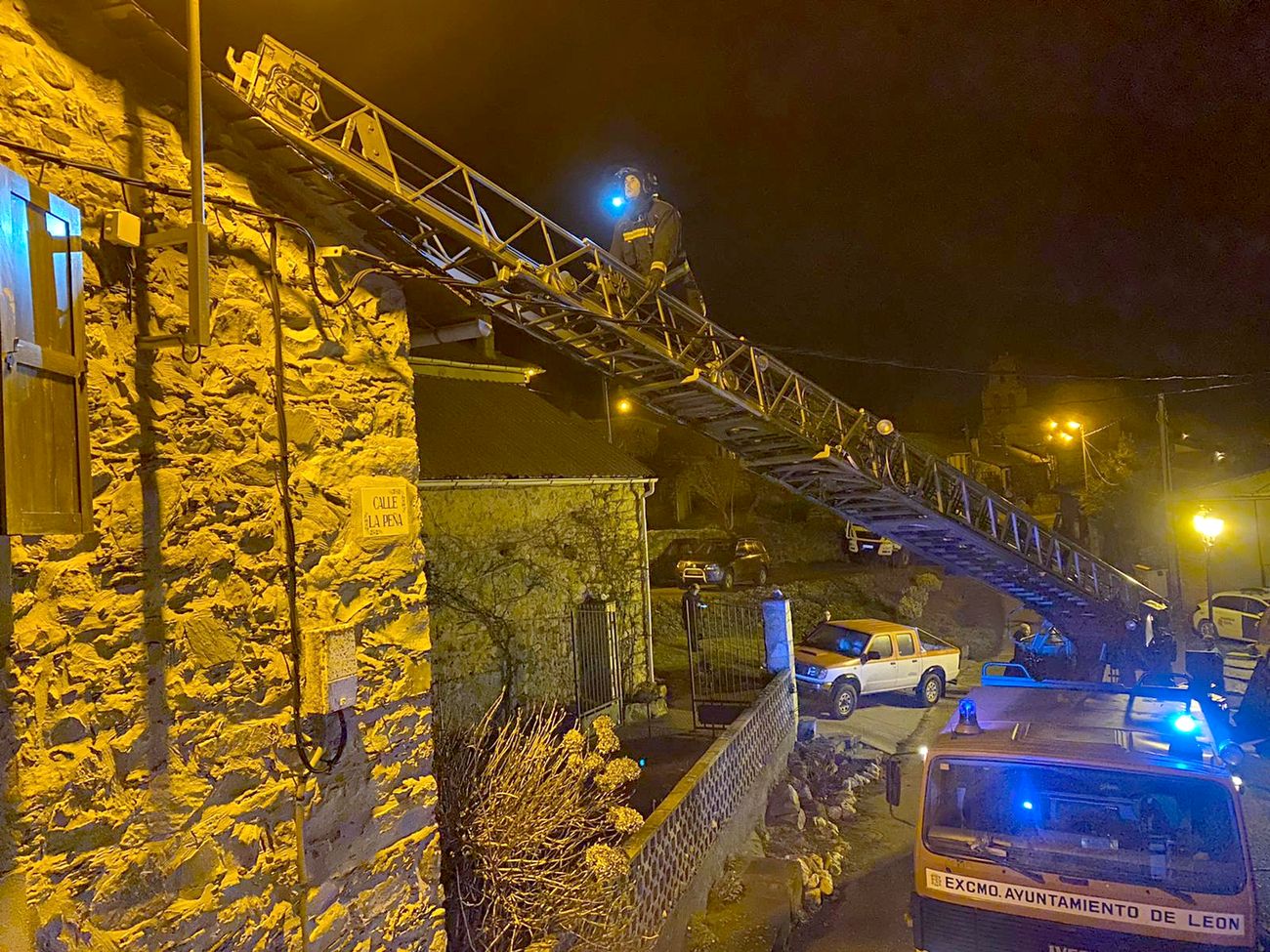Efectivos de Bomberos en el lugar del incendio.
