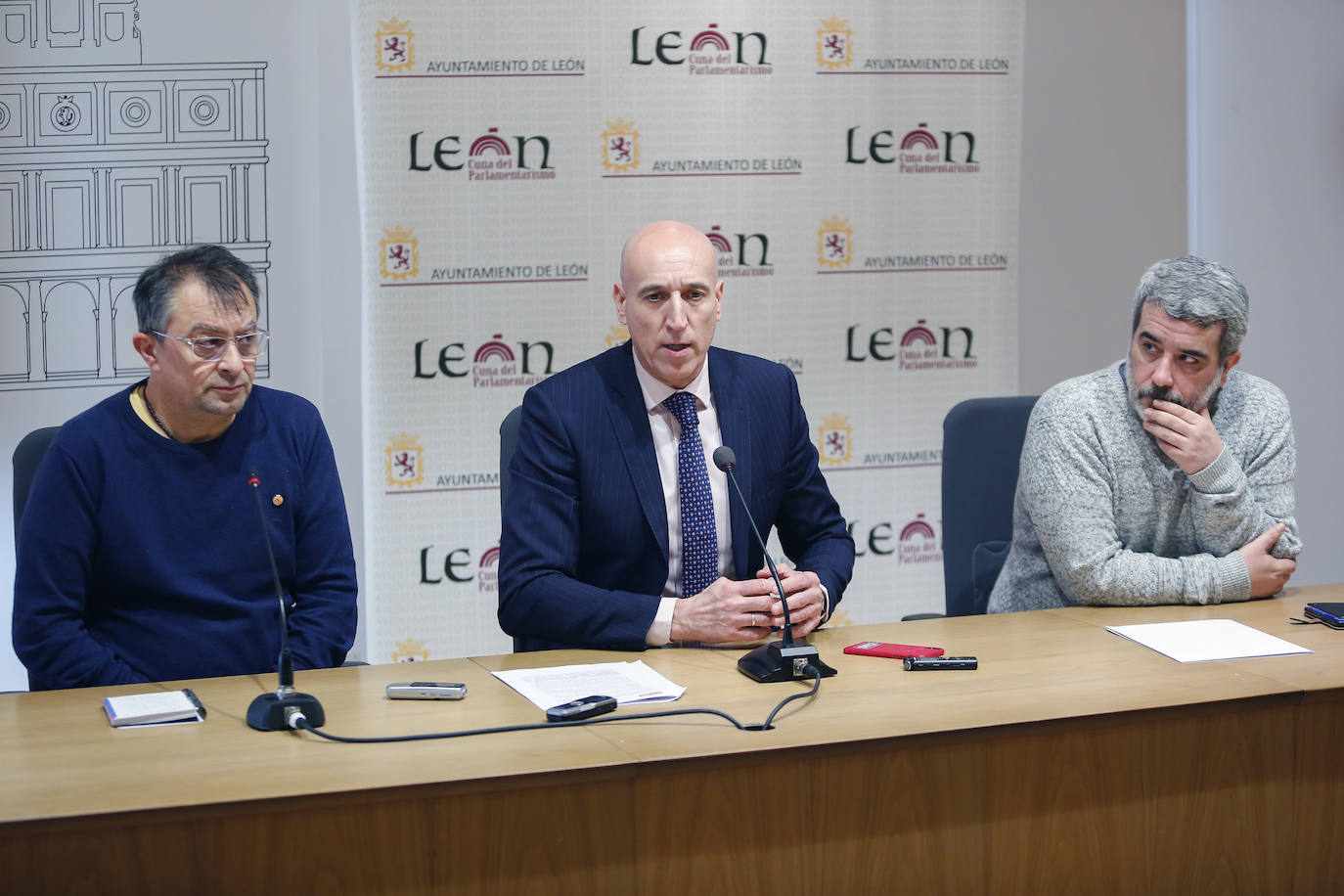 Reprsentantes sindicales durante el encuentro mantenido con el alcalde de León.