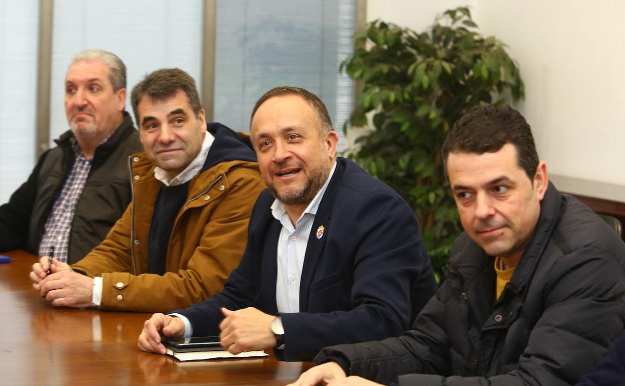 El presidente del Consejo Comarcal, Gerardo Álvarez Courel (2D), durante la reunión de la Mesa por el futuro del Bierzo.