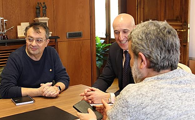 Imagen principal - Imágenes del encuentro mantenido este martes con los sindicatos.