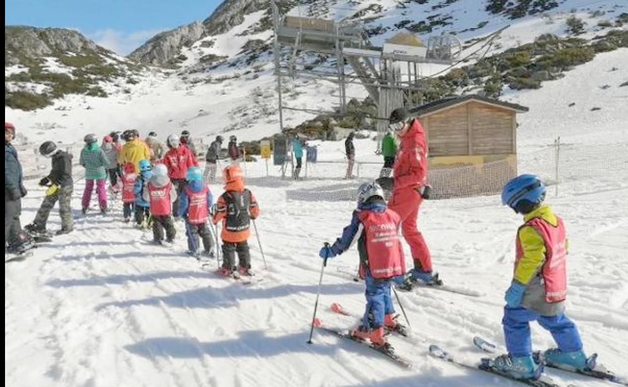 Un grupo de escolares, disfrutando de la Semana Blanca en Fuentes de Invierno.