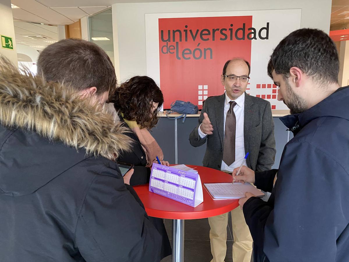 Fotos: Juan José Fernández formaliza su candidatura al rectorado de la ULE