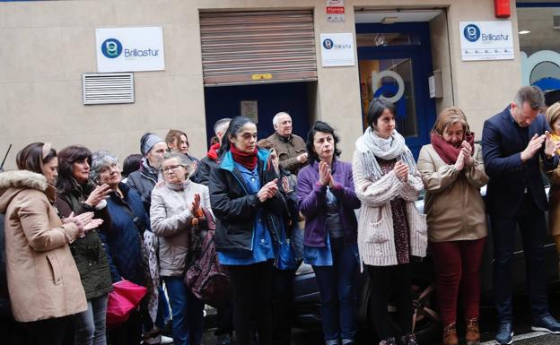 Galería. Homenaje de los compañeros de Lorena a las puertas de la empresa en la que trabajaba.