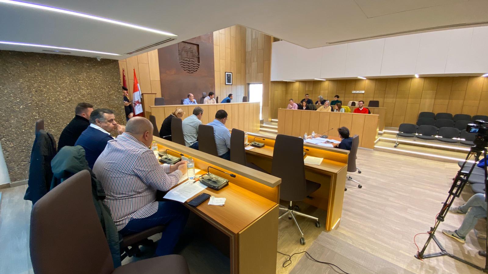 La moción presentada por Podemos y Leonesistas por Villaquilambre sale adelante al respaldar los seis ediles socialistas la propuesta. Partido Popular y Ciudadanos rechazan la propuesta.