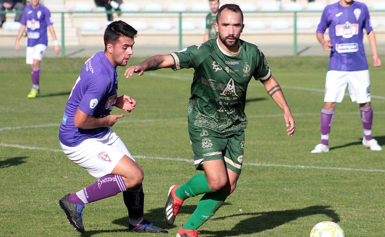 Un lance del derbi entre Atlético Astorga y La Bañeza.