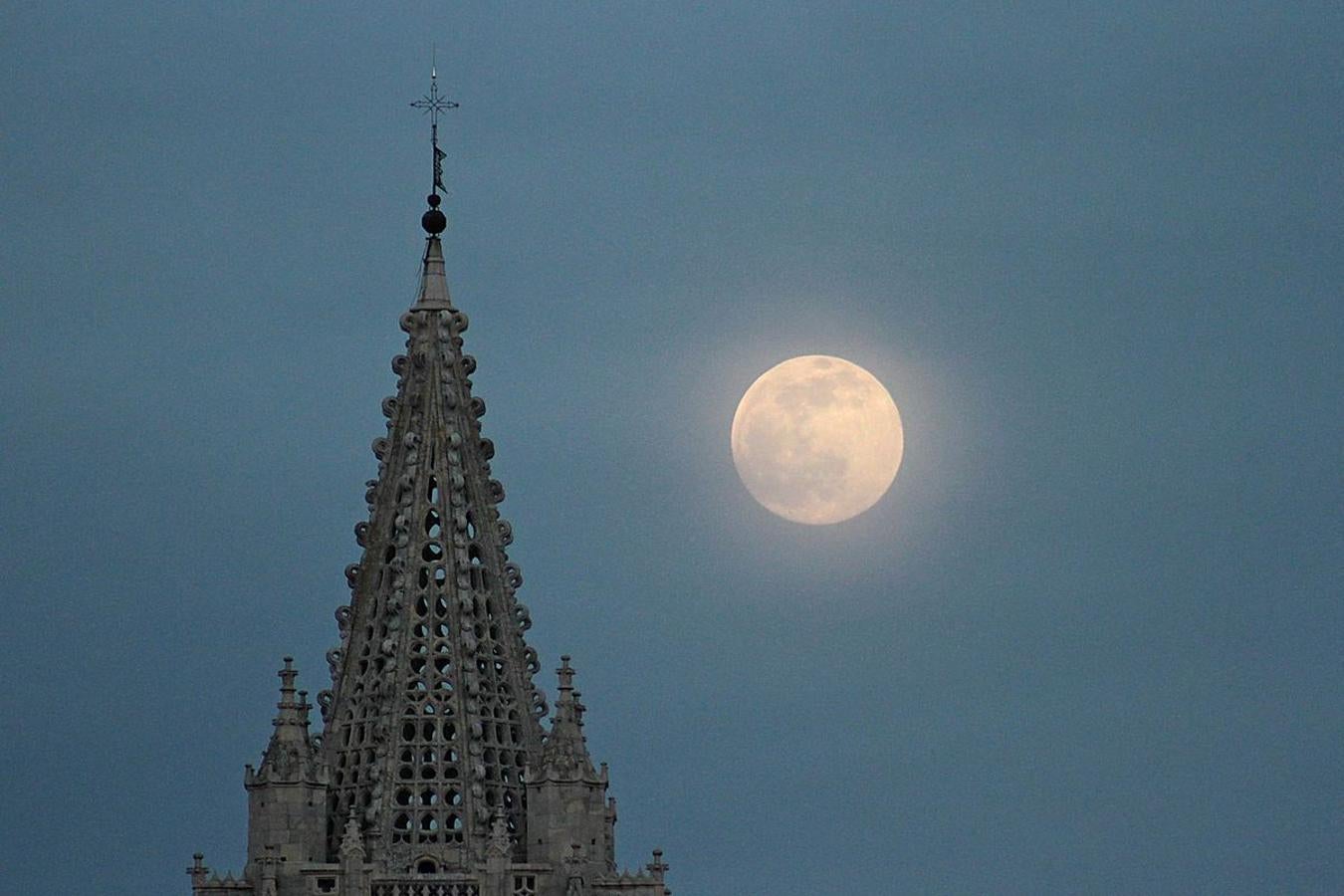 La Luna llena se alza sobre la capital leonesa.