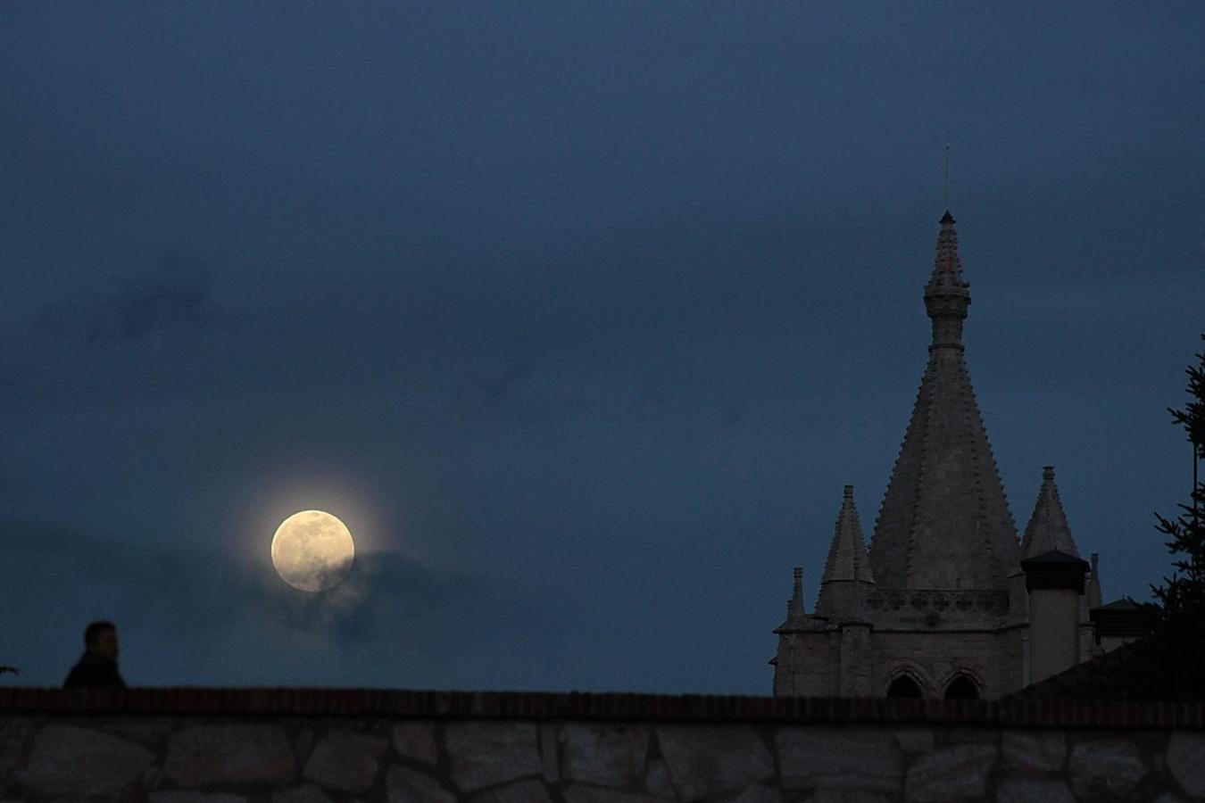 La Luna llena se alza sobre la capital leonesa.