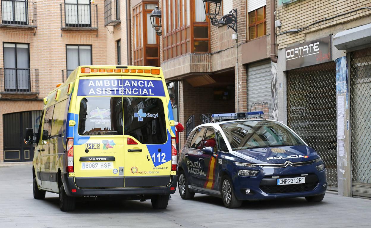 Ambulancia y Policía Nacional, en una foto de archivo.