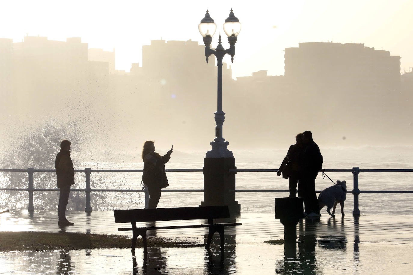 La boya del puerto de Gijón registró olas de ocho metros y la costa de la región permanece en alerta naranja.