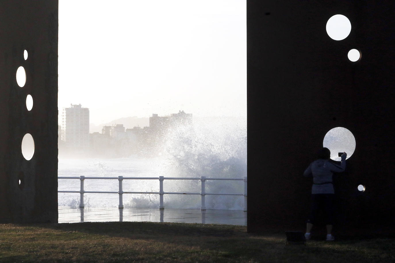 La boya del puerto de Gijón registró olas de ocho metros y la costa de la región permanece en alerta naranja.