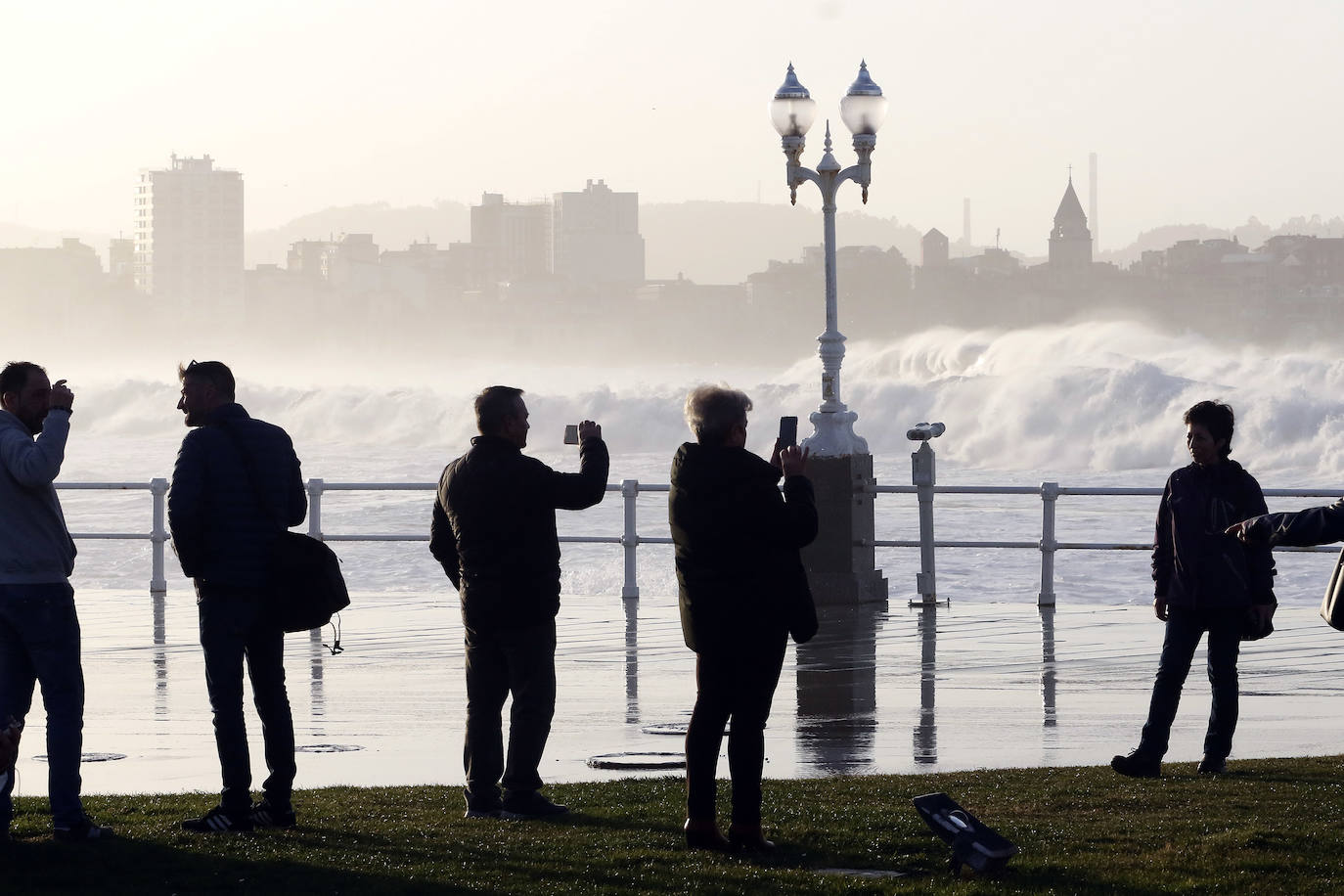La boya del puerto de Gijón registró olas de ocho metros y la costa de la región permanece en alerta naranja.