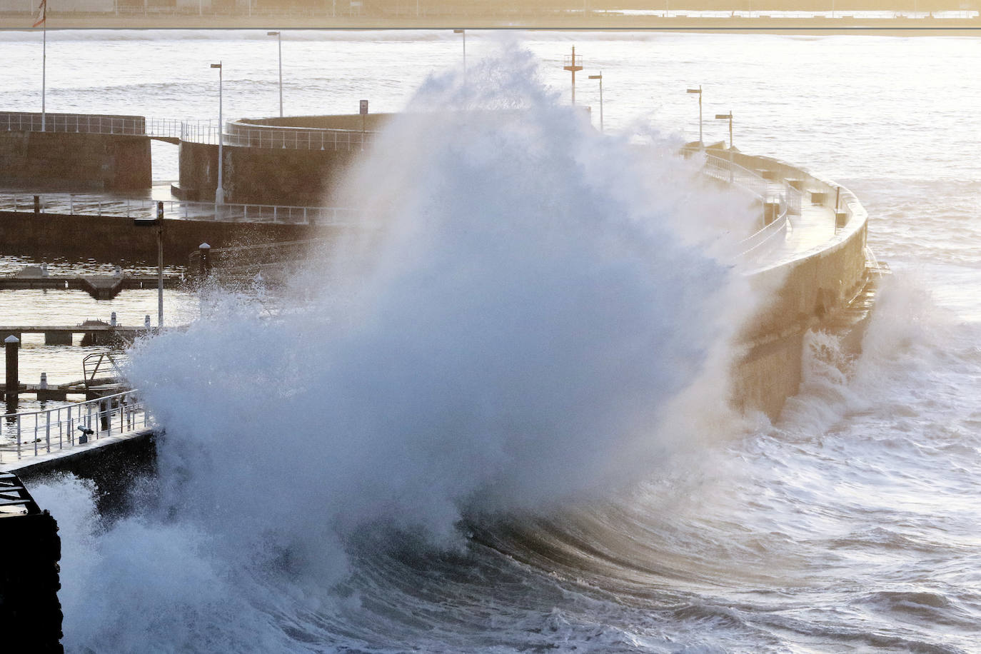 La boya del puerto de Gijón registró olas de ocho metros y la costa de la región permanece en alerta naranja.