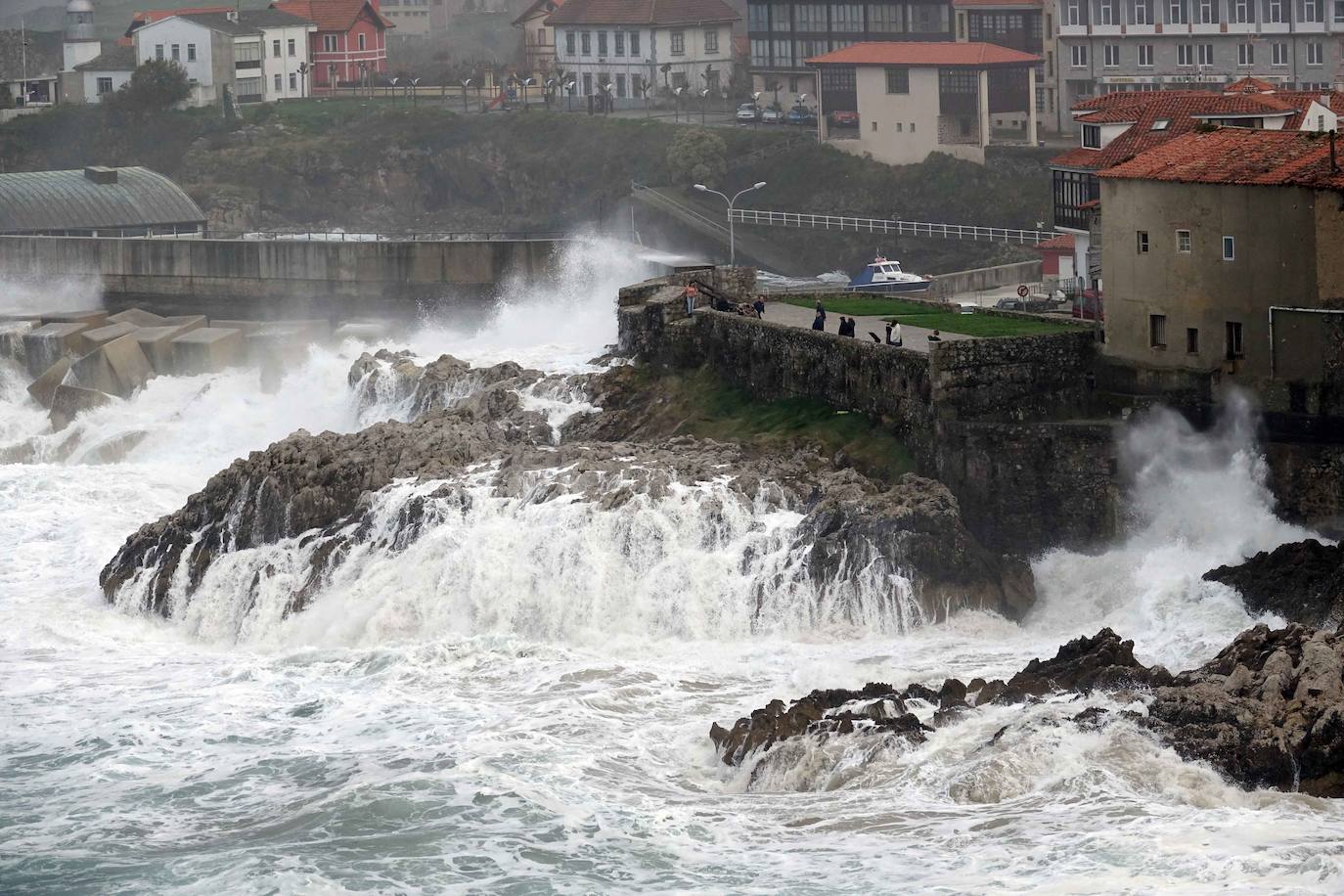 La boya del puerto de Gijón registró olas de ocho metros y la costa de la región permanece en alerta naranja.