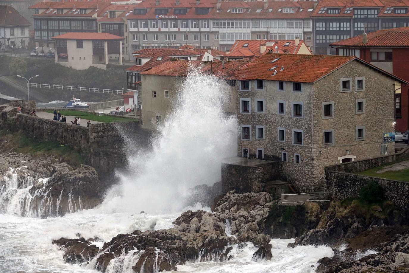 La boya del puerto de Gijón registró olas de ocho metros y la costa de la región permanece en alerta naranja.