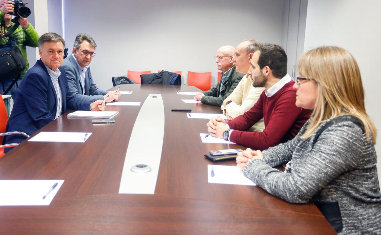 Imagen del encuentro mantenido este martes en León entre representantes del partido y concejales.