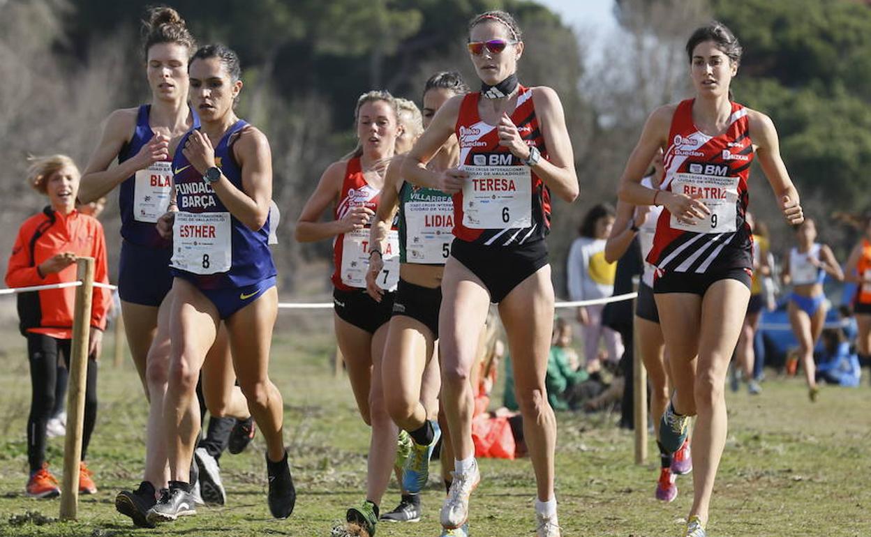 Blanca Fernández, a la izquierda, en el Cross Internacional de Valladolid.