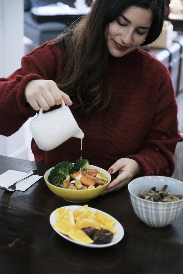 Paula prepara unas verduras con seitán, uno de sus platos favoritos. Viste un jersey de la marca vegana Pepa Loves. (Agradecimientos a Espacio Margarete).