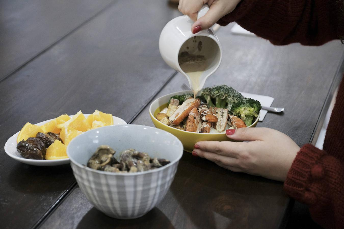 Paula cocina un menú de setas shiitake con salsa de miso, 'bowl' de patatas cocidas, zanahorias al horno, brócoli hervido, tofu frito y todo con una crema de cacahuete con leche de coco y salsa de soja con limón. De postre, naranjas y dátiles. 