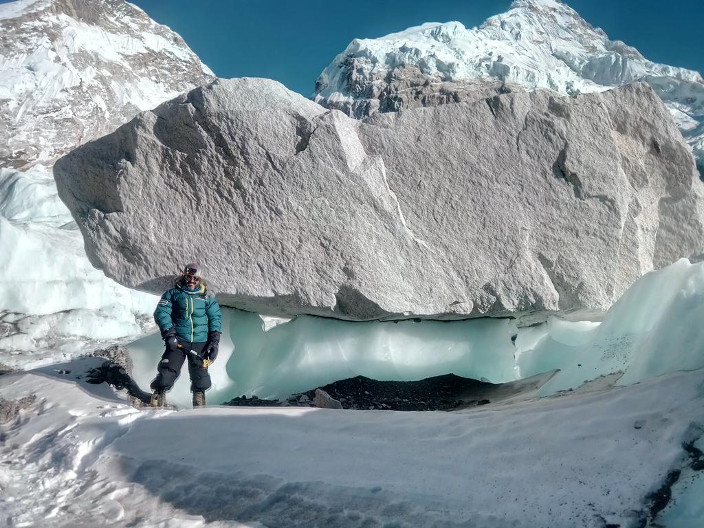 El leonés Sergio Pérez Fernández participa en la expedición de Álex Txikon para asaltar la cima más alta del mundo, el Everest. El montañero participa en la expedición 'Road to Himalayas' que espera hacer cima a partir del día 20.