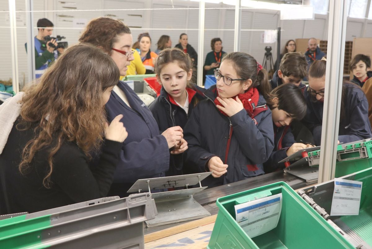 Alumnos del colegio Leonés visitan las instalaciones de la empresa Soltra, dentro de una campaña en colegios y redes sociales para fomentar la inclusión social y laboral.