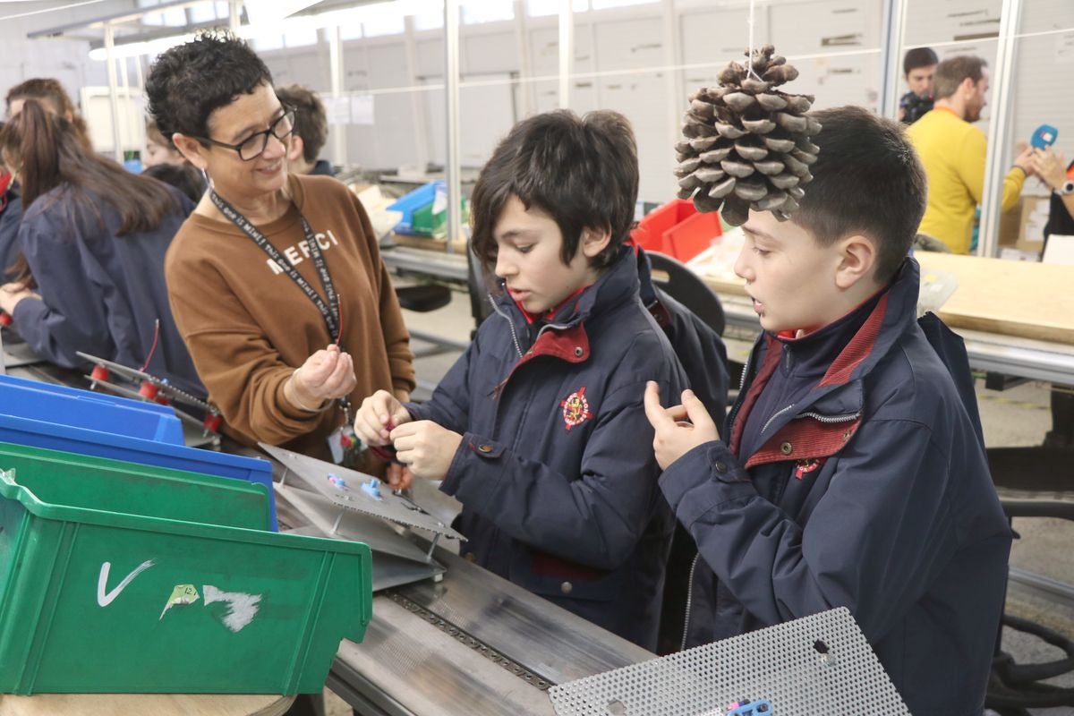 Alumnos del colegio Leonés visitan las instalaciones de la empresa Soltra, dentro de una campaña en colegios y redes sociales para fomentar la inclusión social y laboral.