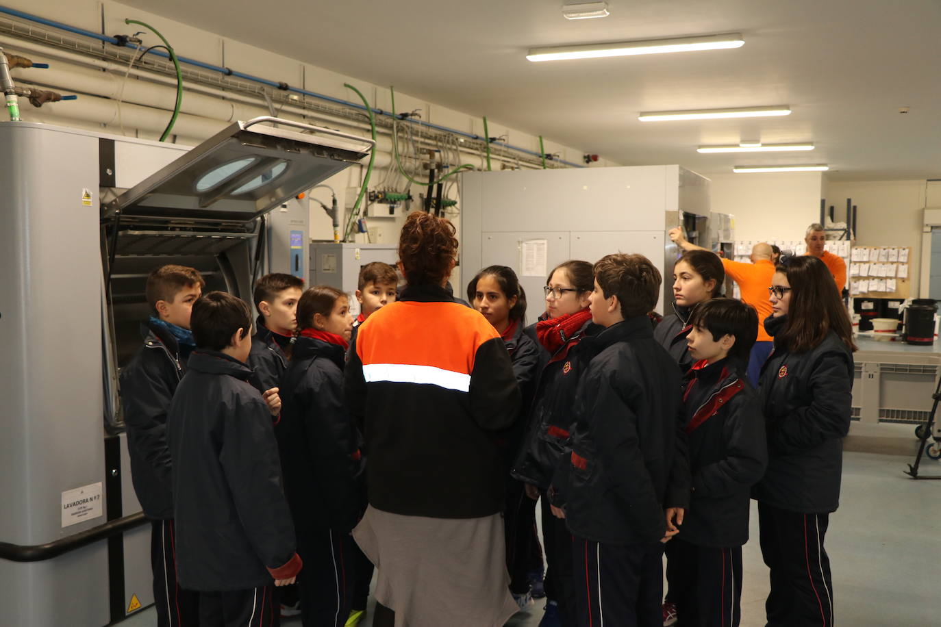 Alumnos del colegio Leonés visitan las instalaciones de la empresa Soltra, dentro de una campaña en colegios y redes sociales para fomentar la inclusión social y laboral.