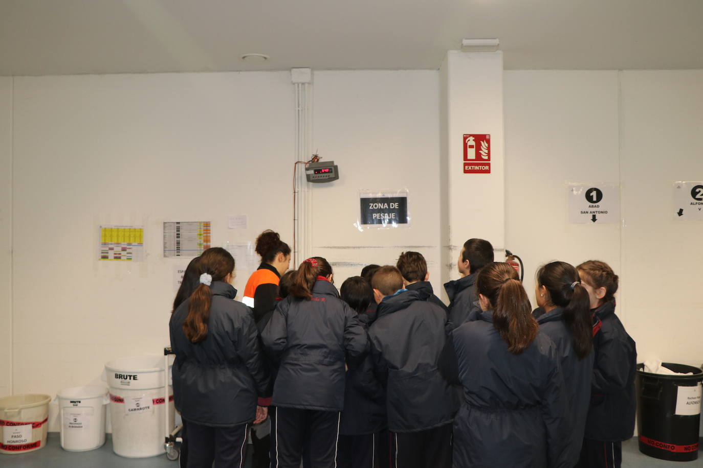 Alumnos del colegio Leonés visitan las instalaciones de la empresa Soltra, dentro de una campaña en colegios y redes sociales para fomentar la inclusión social y laboral.