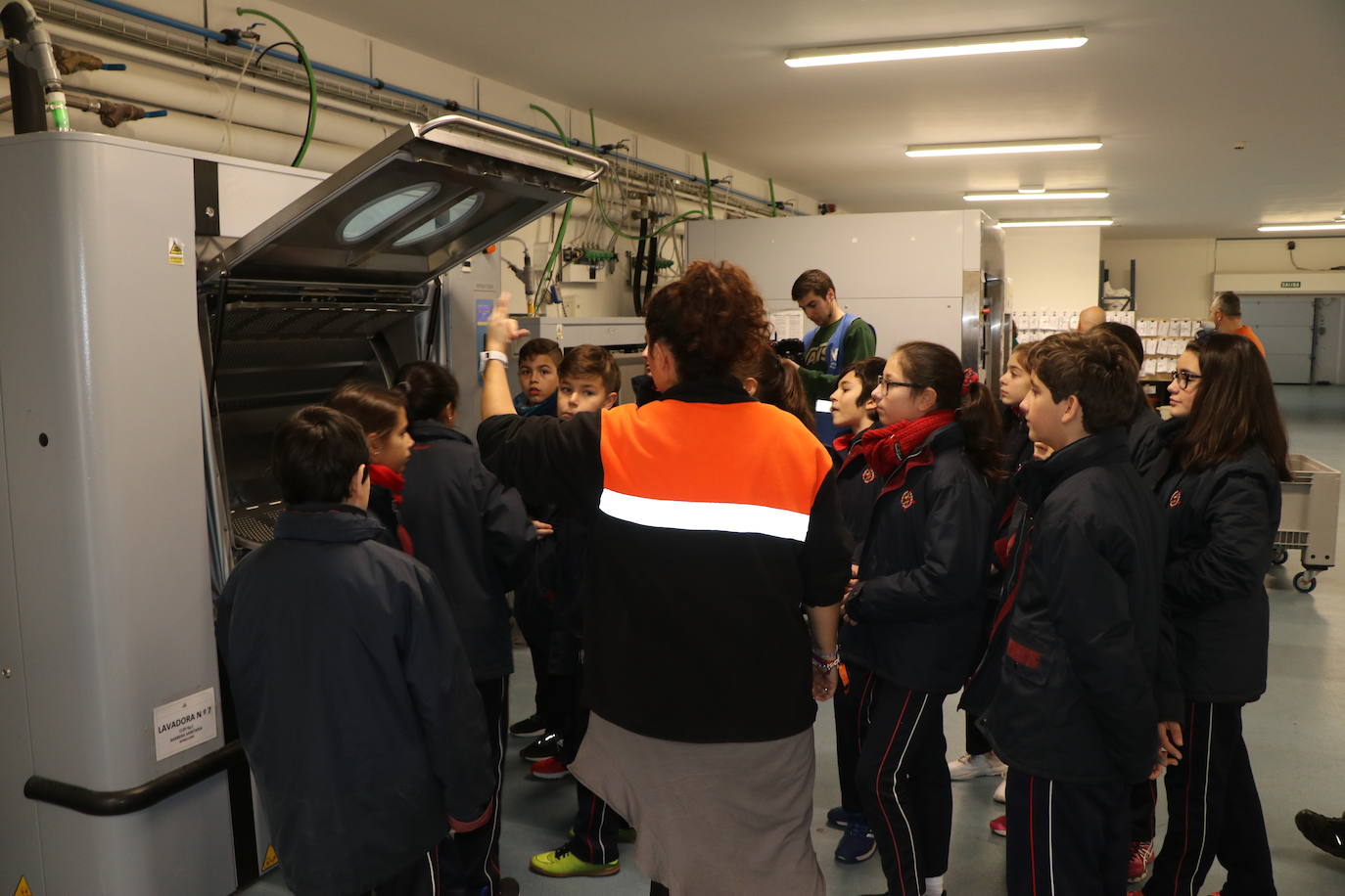 Alumnos del colegio Leonés visitan las instalaciones de la empresa Soltra, dentro de una campaña en colegios y redes sociales para fomentar la inclusión social y laboral.