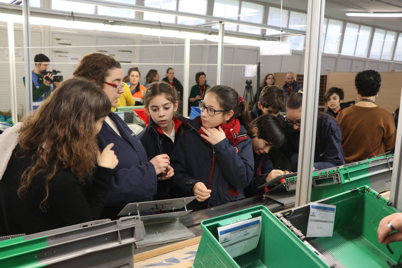 Alumnos del colegio Leonés visitan las instalaciones de la empresa Soltra, dentro de una campaña en colegios y redes sociales para fomentar la inclusión social y laboral.