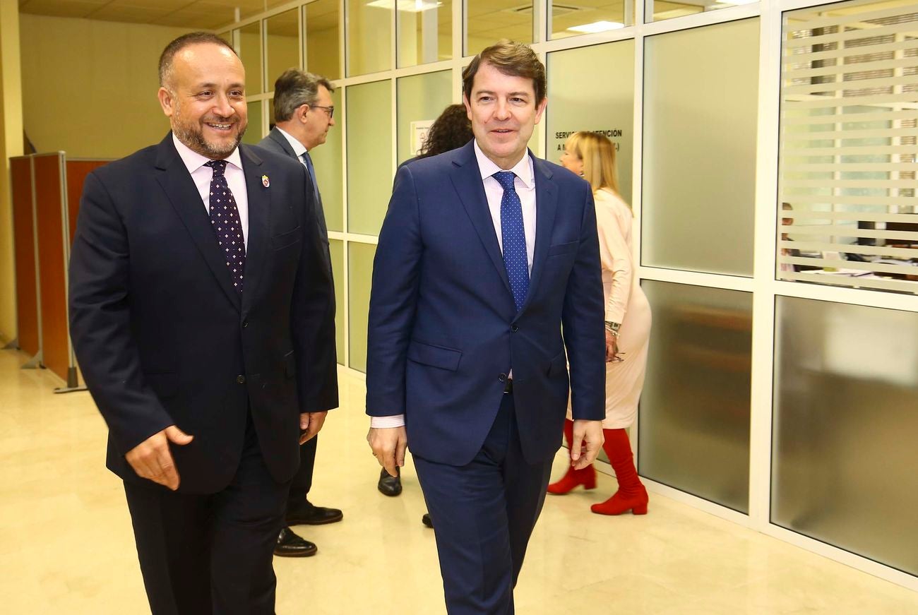 El presidente de la Junta de Castilla y León, Alfonso Fernández Mañueco, junto al alcalde de Ponferrada, Olegario Ramón, durante su visita al consistorio ponferradino.