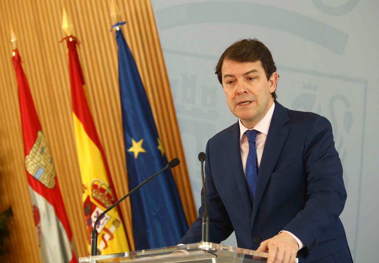 El presidente de la Junta de Castilla y León, Alfonso Fernández Mañueco, junto al alcalde de Ponferrada, Olegario Ramón, durante su visita al consistorio ponferradino.