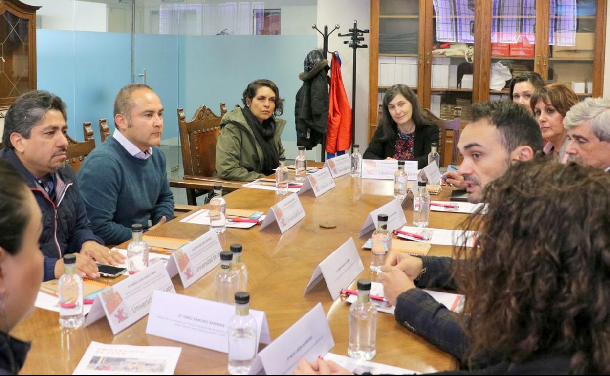 Un instante de la reunión mantenida este viernes en la Universidad de León.