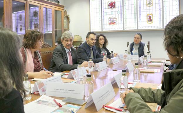 Un instante de la reunión mantenida en la ULE.