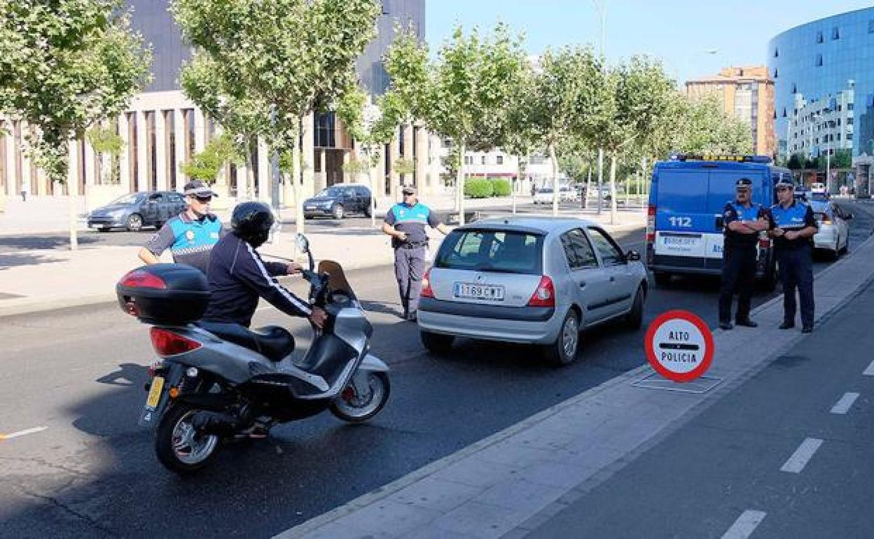 Imagen de archivo de un control de la Policía Local de León.