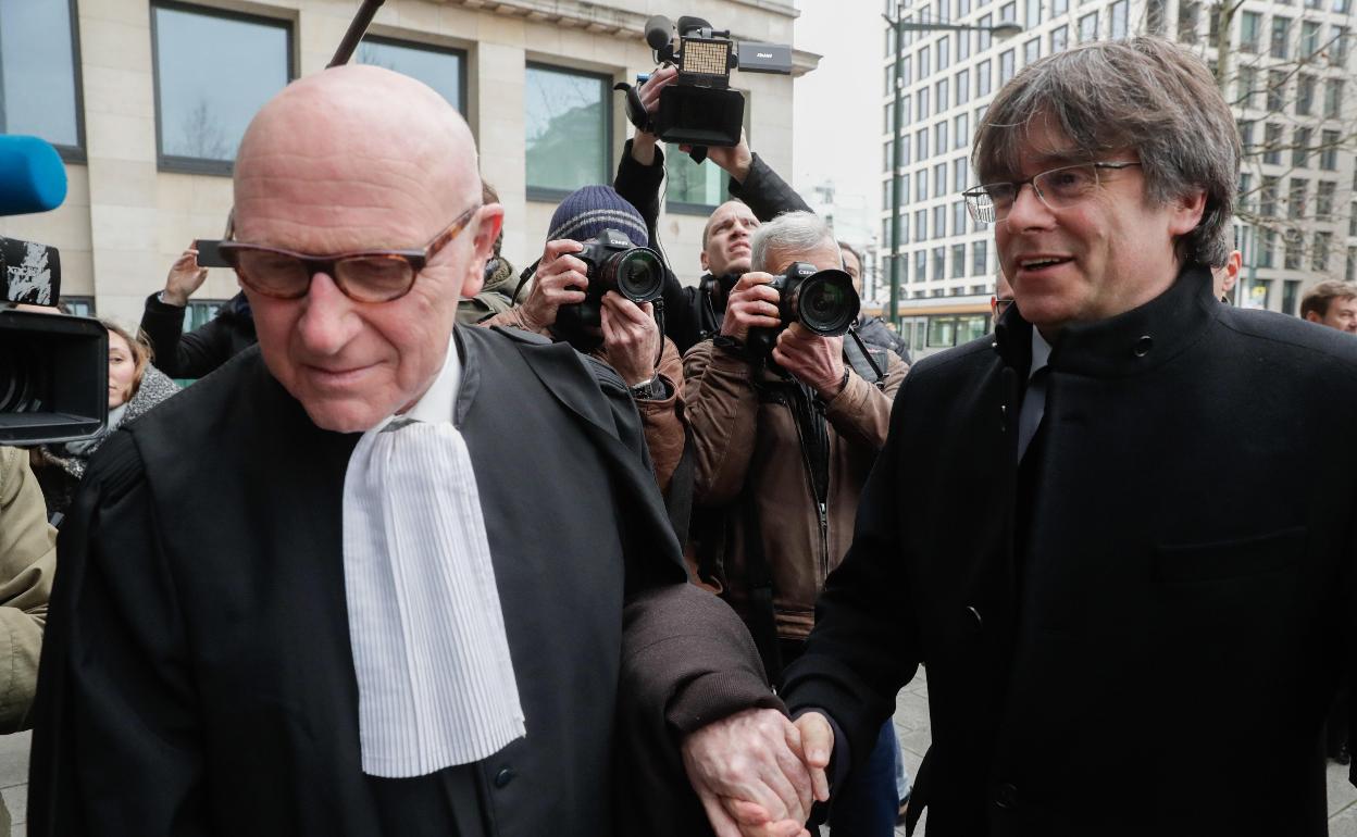 El juez procesa a los mossos que ayudaron a moverse a Puigdemont por Europa sin ser detenido