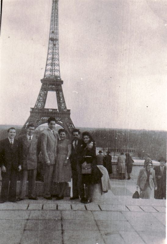 En la foto se pueden ver a los líderes sociales que participaron en la creación de Federación de Guerrillas de León-Galicia, posando delante de la Torre Eiffel. Eduardo Pérez Vega “Tameirón”, Marcelino Fernández Villanueva ‘El Gafas’ o César Ríos son algunos de los personajes que se pueden divisar en la foto. Es la foto del exilio, en 1948 están algunos de los líderes de la federación de guerrillas. Es un doble símbolo de la libertad, por la liberación de Franco y de Hitler; en ese mismo lugar posó el Führer en 1940.