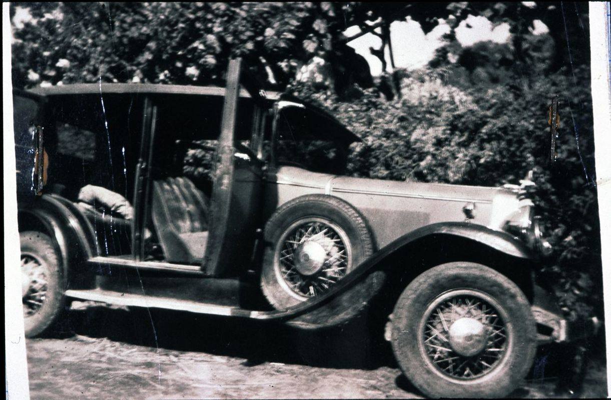 «Esa foto la conseguí en Lisboa en el archivo histórico, se ve a una persona detrás que es un hombre de Carucedo que se llamaba Gilberto Cuadrado. Este hombre intenta salir por Portugal y un pueblo que se llama Vinhaes lo interceptaron y lo mataron. El coche es un taxi portugués», explica Macías