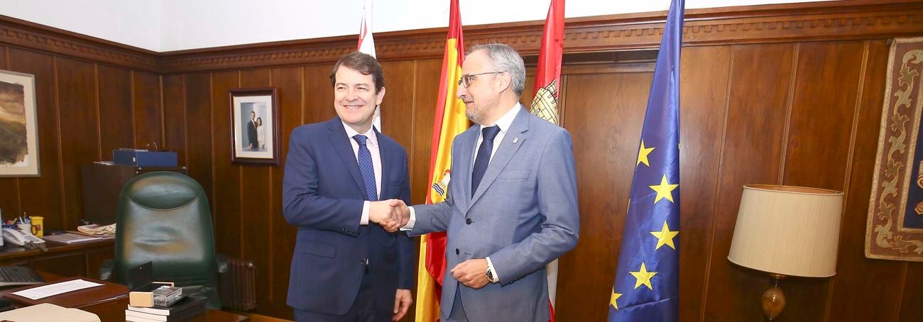 El presidente de la Junta de Castilla y León, Alfonso Fernández Mañueco, junto al alcalde de Ponferrada, Olegario Ramón, durante su visita al consistorio ponferradino.