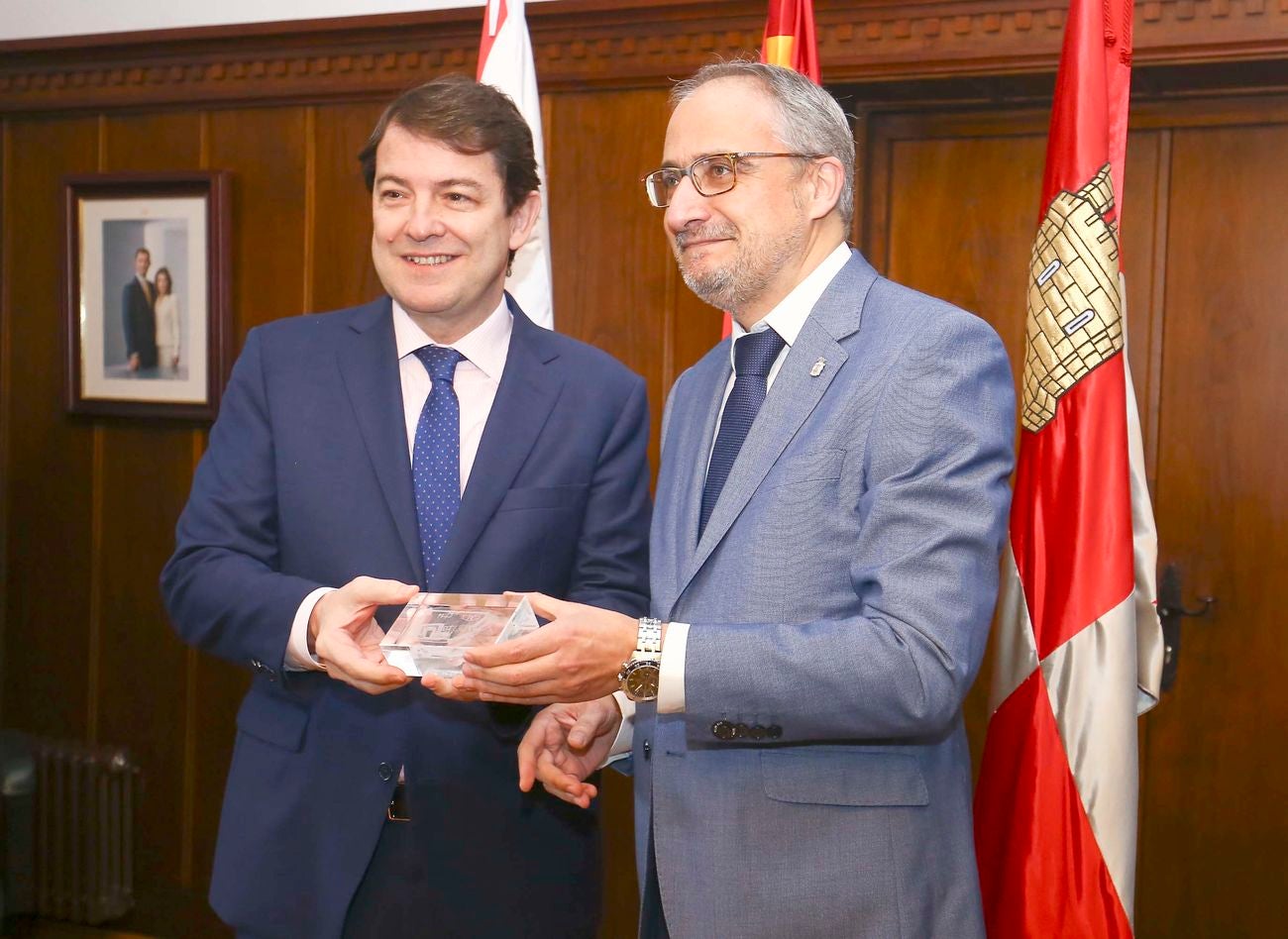 El presidente de la Junta de Castilla y León, Alfonso Fernández Mañueco, junto al alcalde de Ponferrada, Olegario Ramón, durante su visita al consistorio ponferradino.