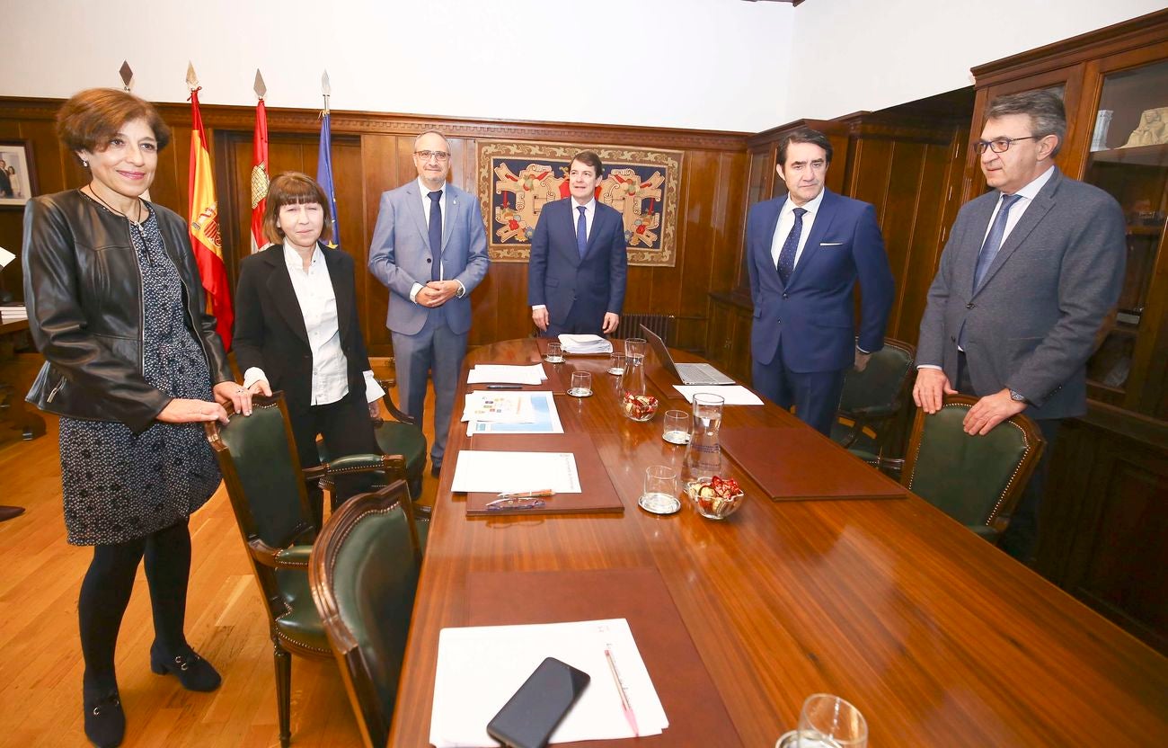 El presidente de la Junta de Castilla y León, Alfonso Fernández Mañueco, junto al alcalde de Ponferrada, Olegario Ramón, durante su visita al consistorio ponferradino.