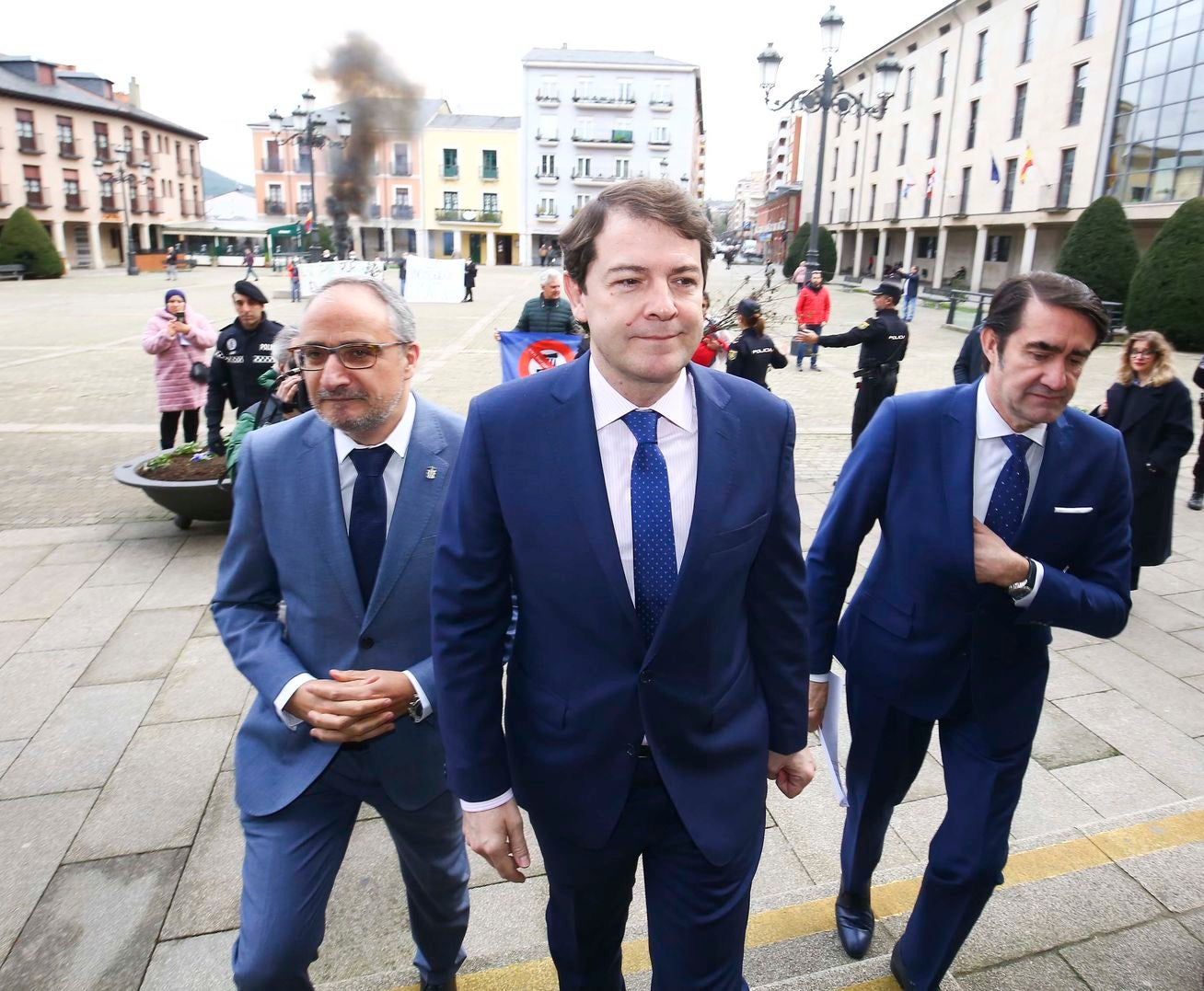 El presidente de la Junta de Castilla y León, Alfonso Fernández Mañueco, junto al alcalde de Ponferrada, Olegario Ramón, durante su visita al consistorio ponferradino.