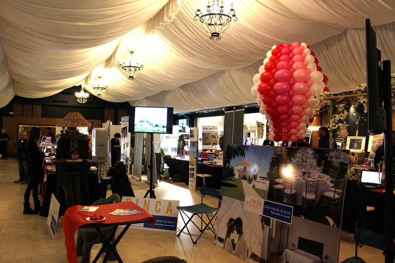 La finca La Realeza acoge este fin de semana la feria León Nupcial, un lugar para encontrar el mejor escaparate para una boda perfecta. Más de medio centenar de expositores donde se han dado cita las últimas tendencias en vestidos de novias, trajes de caballero, joyería y tocados así como así como algunas de las propuestas sobre los reportajes fotográficos o regalos para los invitados.