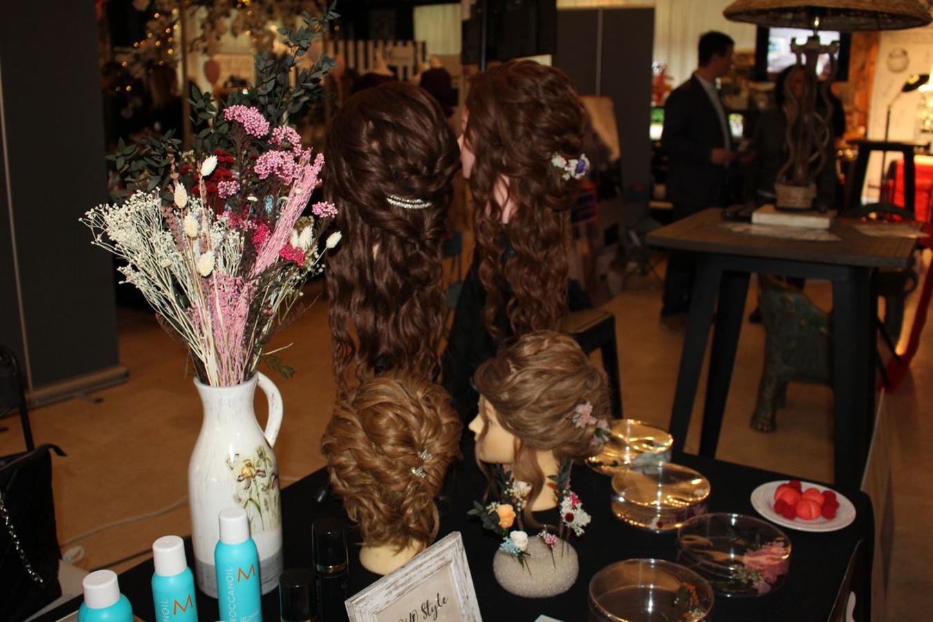 La finca La Realeza acoge este fin de semana la feria León Nupcial, un lugar para encontrar el mejor escaparate para una boda perfecta. Más de medio centenar de expositores donde se han dado cita las últimas tendencias en vestidos de novias, trajes de caballero, joyería y tocados así como así como algunas de las propuestas sobre los reportajes fotográficos o regalos para los invitados.