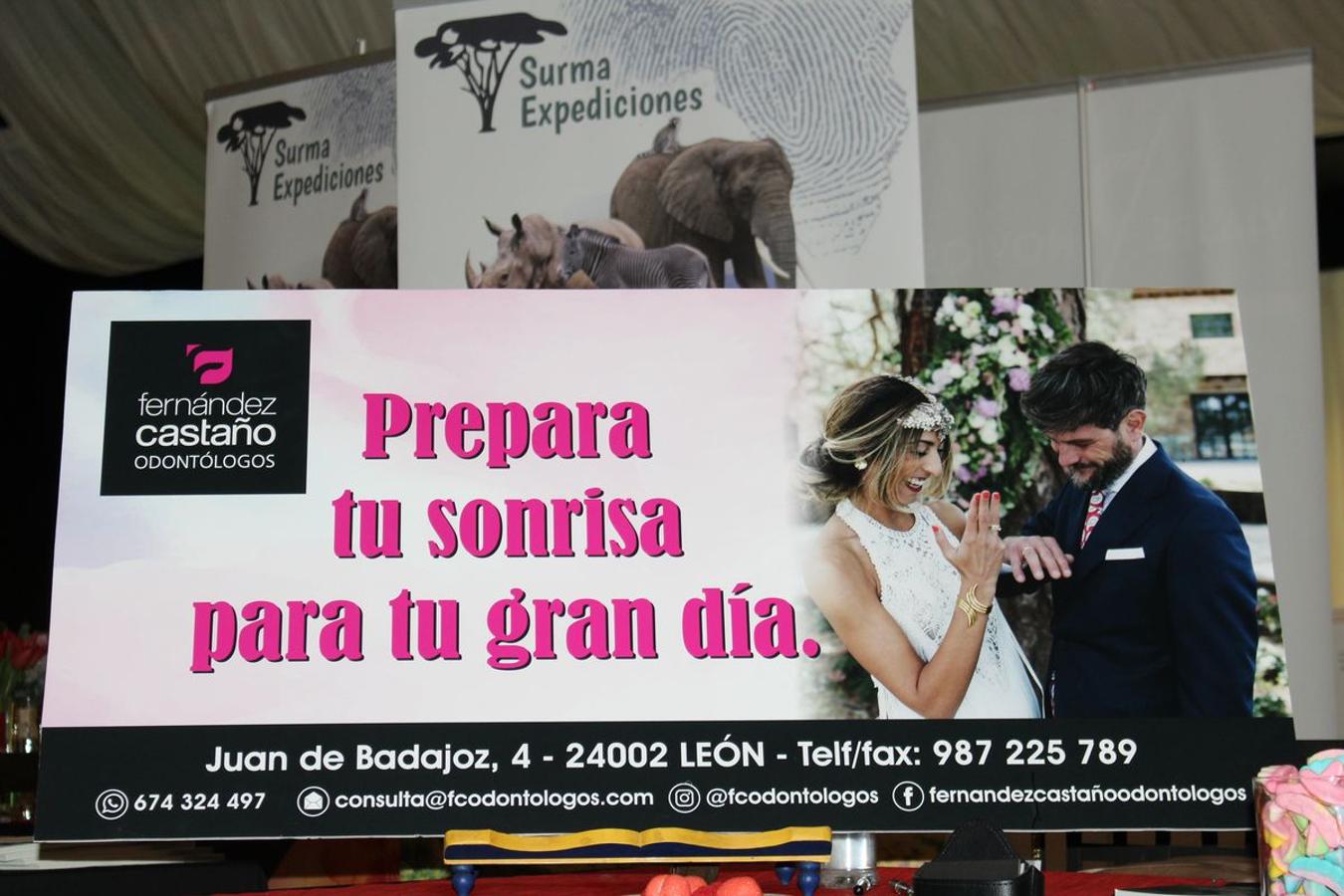 La finca La Realeza acoge este fin de semana la feria León Nupcial, un lugar para encontrar el mejor escaparate para una boda perfecta. Más de medio centenar de expositores donde se han dado cita las últimas tendencias en vestidos de novias, trajes de caballero, joyería y tocados así como así como algunas de las propuestas sobre los reportajes fotográficos o regalos para los invitados.