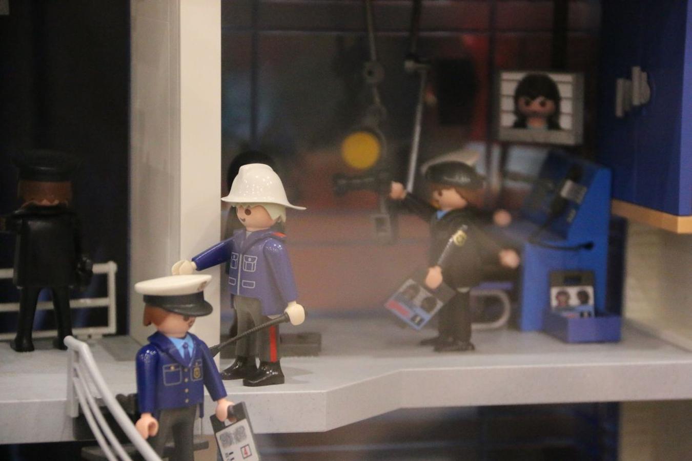 Más de 12.000 piezas de Playmobil dan forma a esta exposición.