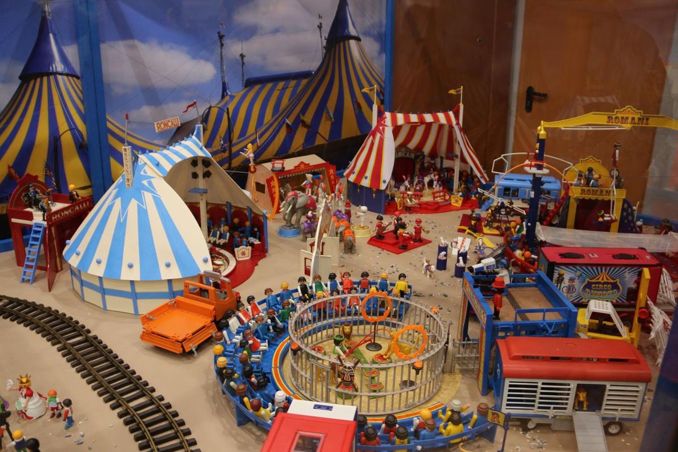 Más de 12.000 piezas de Playmobil dan forma a esta exposición.