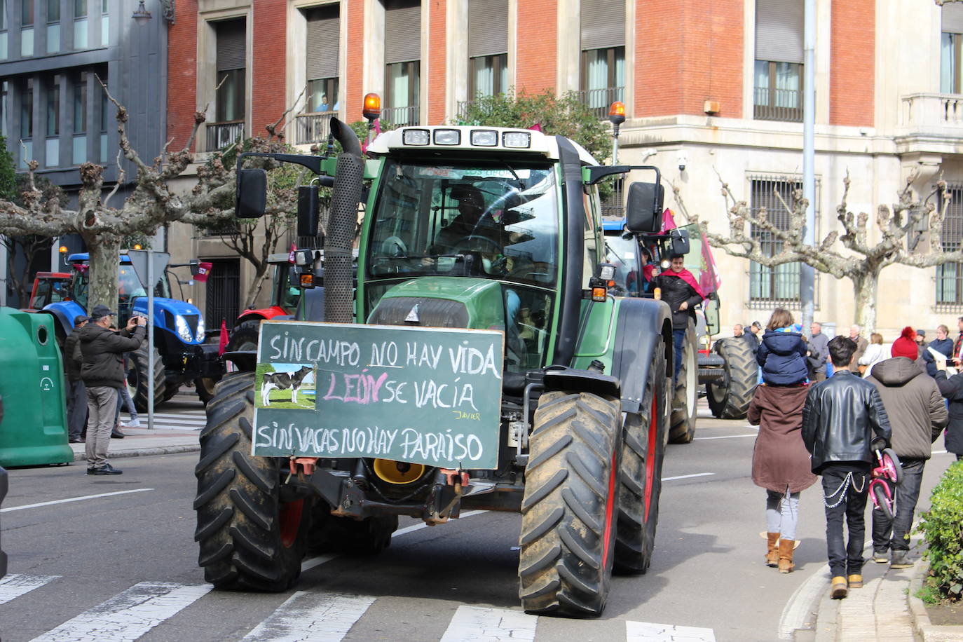 Los tractores toman las calles de León para reivindicar su futuro. 