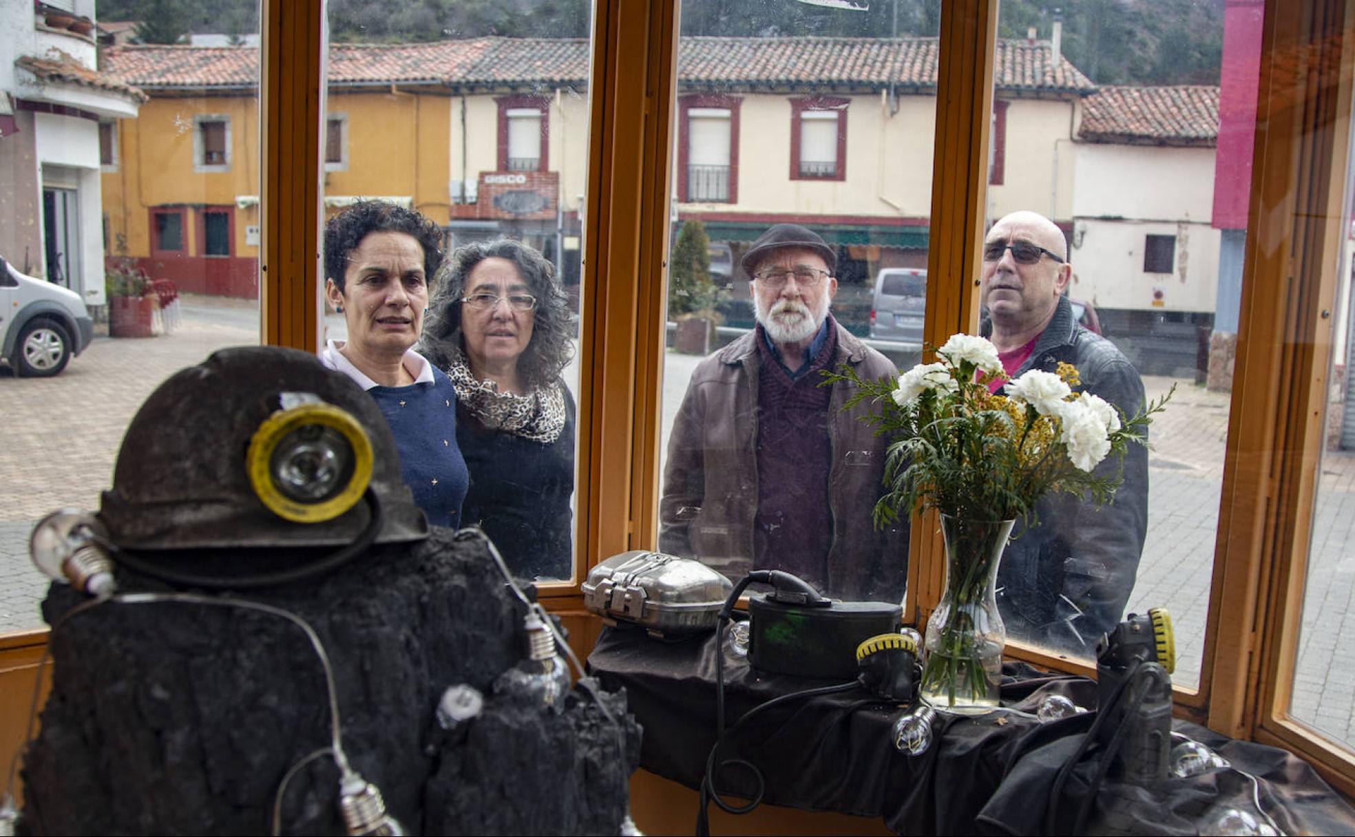 Carmino Maizal, Mercedes Ordás y Paco y Faustino Cañizares, delante del homenaje a los últimos mineros muertos en Ciñera. 